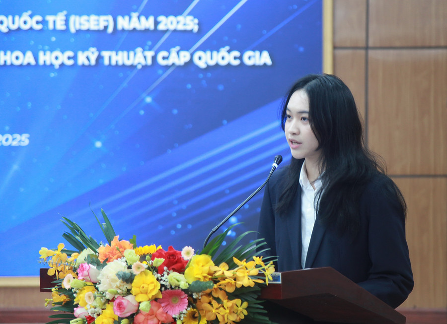 Đỗ Hà Phương, học sinh Trường THPT Việt Đức phát biểu tại buổi gặp mặt. img-0127.jpg