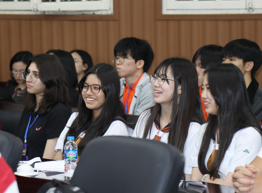 Diễn đàn năm 2025 có sự tham gia của học sinh đến từ 17 quốc gia và vùng lãnh thổ. img-0152.jpg