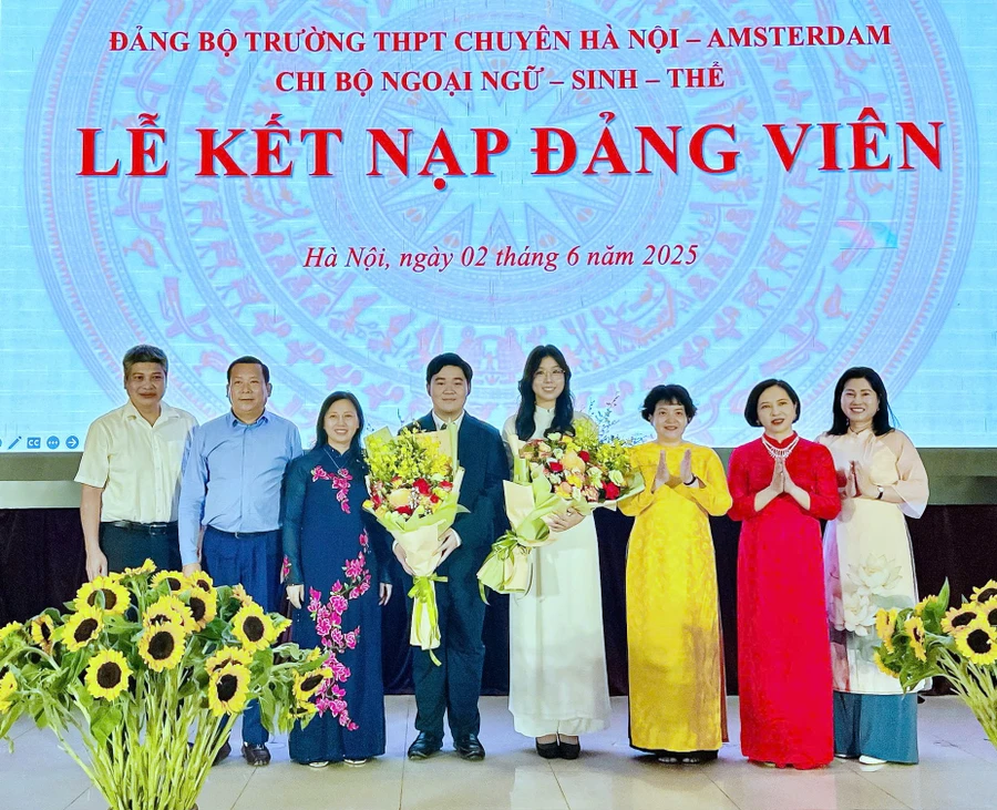 Đảng ủy Trường THPT Chuyên Hà Nội - Amsterdam và các đại biểu chúc mừng 2 đảng viên trẻ.
