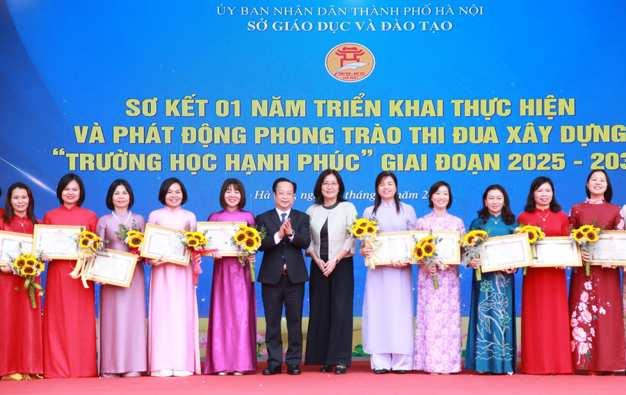 Lãnh đạo Sở GD&ĐT Hà Nội và đại diện tổ chức UNESCO khen thưởng các tập thể, cá nhân. img-0648.jpg