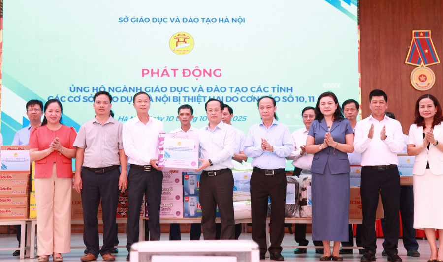 Giám đốc Sở GD&ĐT Hà Nội trao sách vở, đồ dùng học tập tặng các nhà trường bị ảnh hưởng do mưa lũ ở các xã Trung Giã, Đa Phúc. img-0426.jpg