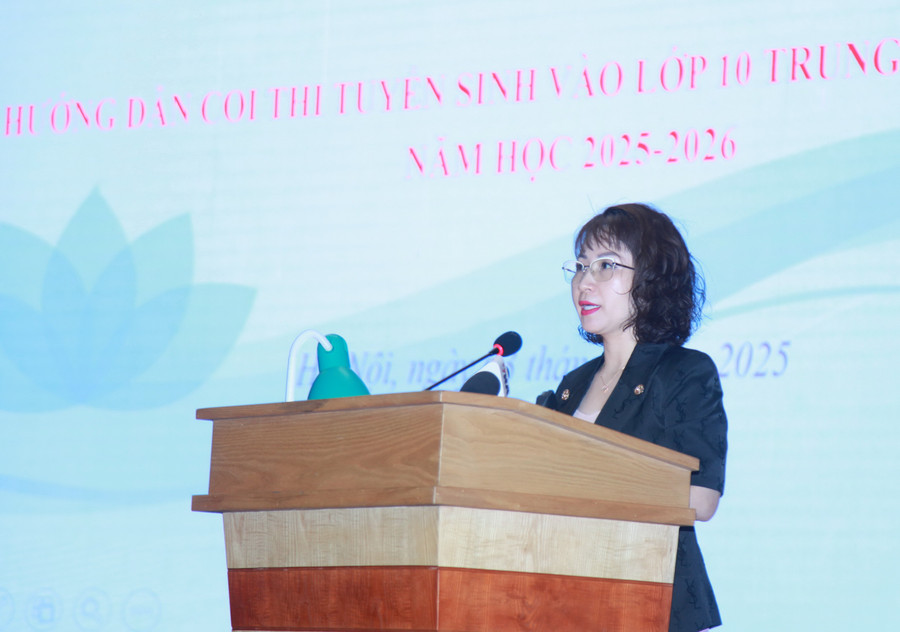 Bà Hoàng Thị Thu Phương - Trưởng phòng Kế hoạch Tài chính (Sở GD&ĐT Hà Nội) thông tin tại hội nghị. img-0052.jpg