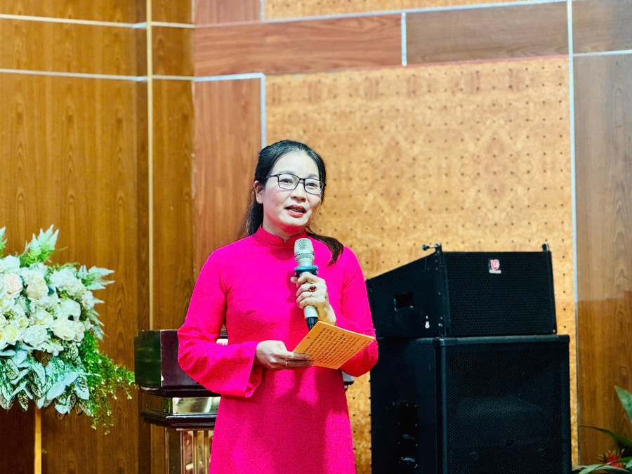Bà Nguyễn Thị Hồng Diễm - đại diện Sở GD&ĐT Hòa Bình phát biểu tại hội thảo. image005.jpg