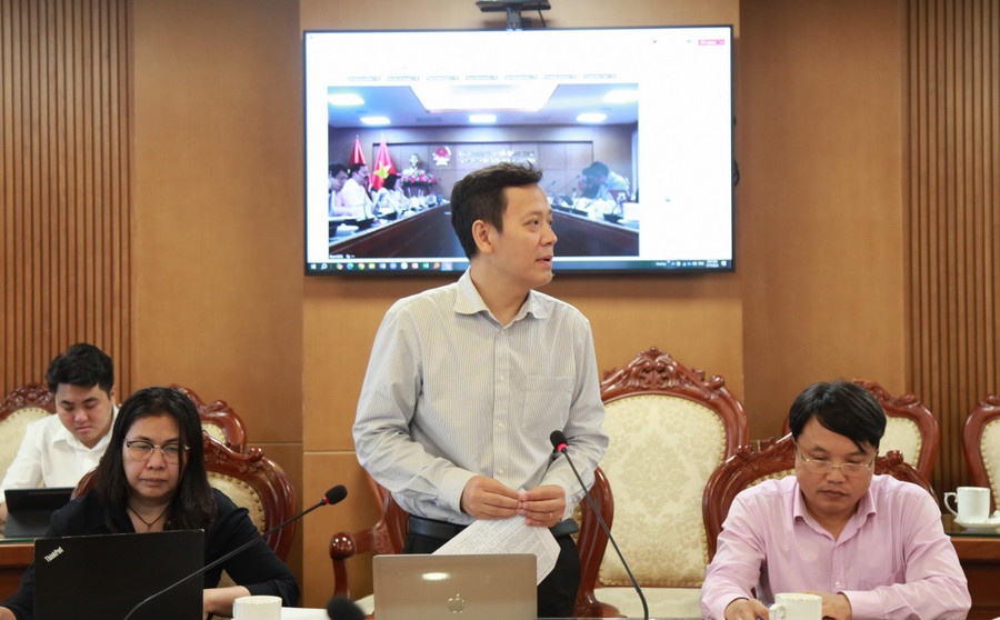 Thành viên Ban điều hành phát biểu tại cuộc họp. img-0030.jpg