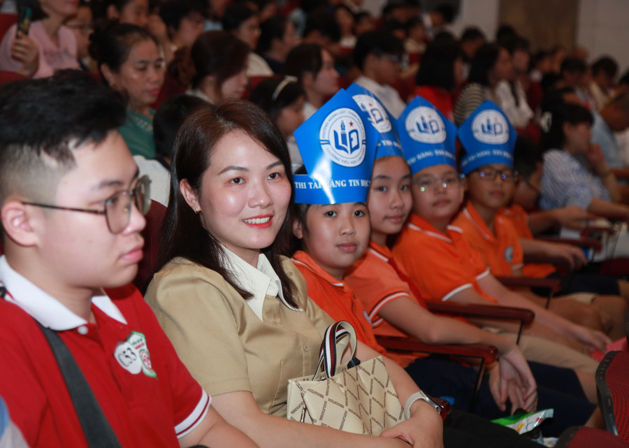 Các thầy cô giáo và các em học sinh dự lễ tổng kết và trao giải. img-0059.jpg