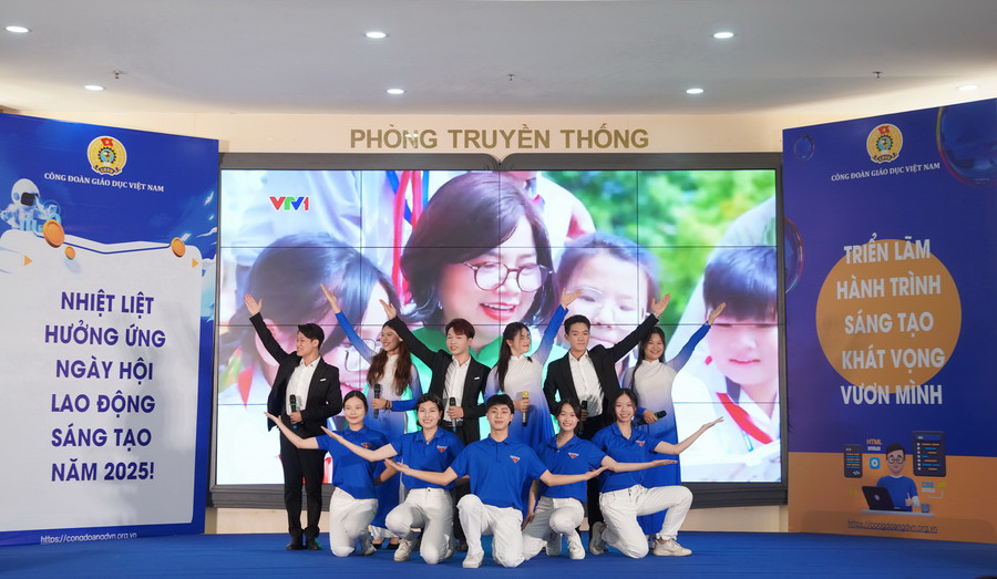 Tiết mục văn nghệ chào mừng của sinh viên các trường đại học tại Hà Nội. van-nghe.jpg