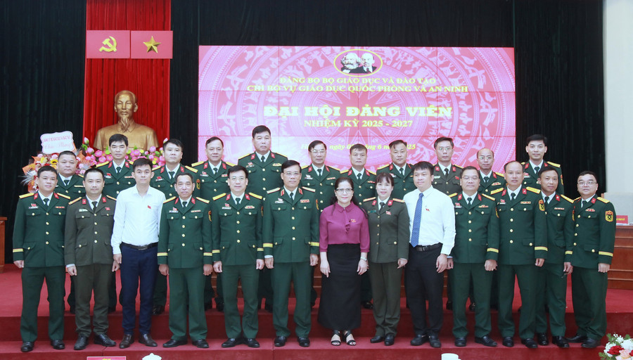 Các đại biểu chụp ảnh lưu niệm. img-0159.jpg