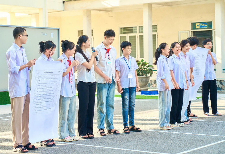 Học sinh Trường PTDTNT THCS&THPT Quảng Ninh tham gia chương trình ngoại khóa.