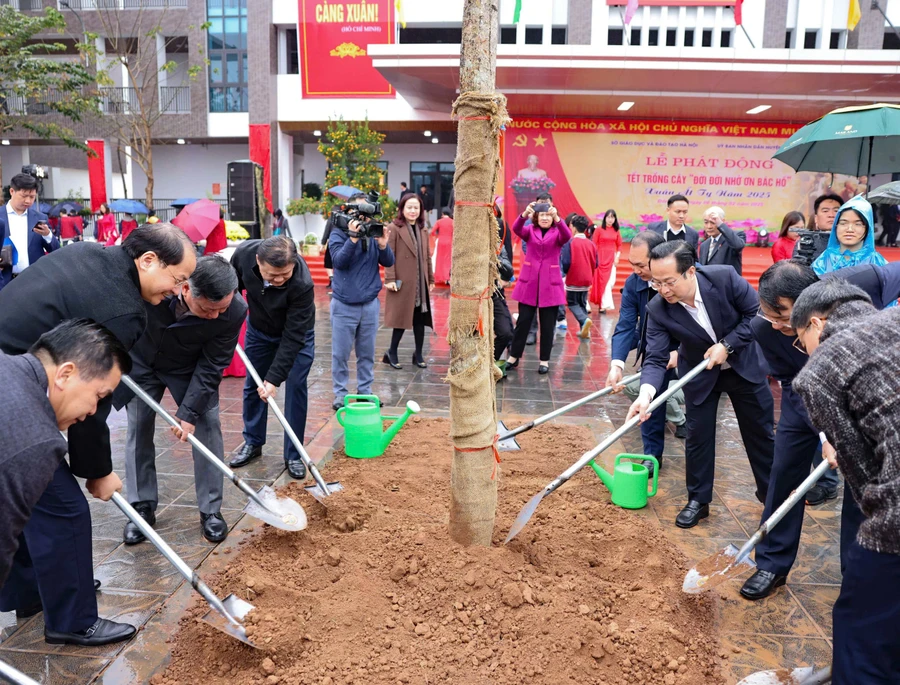 Các đại biểu trồng cây tại trường THCS An Dương Vương, huyện Đông Anh (