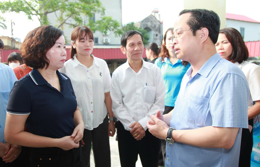 Giám đốc Sở GD&ĐT Hà Nội Trần Thế Cương thăm hỏi, động viên các thầy cô giáo. img-0272.jpg