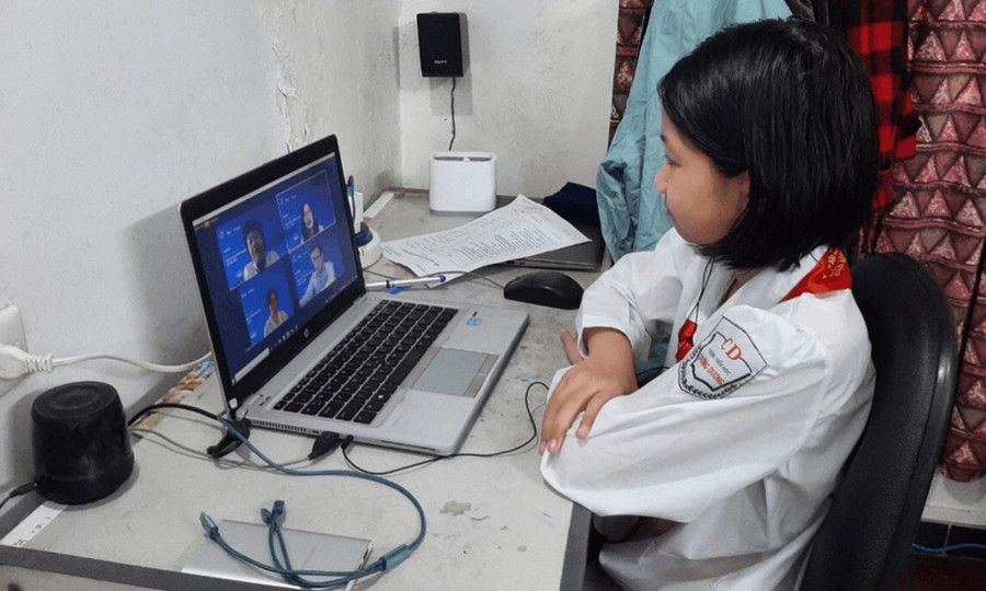Học sinh Trường Tiểu học Chương Dương (phường Hồng Hà) học trực tuyến.