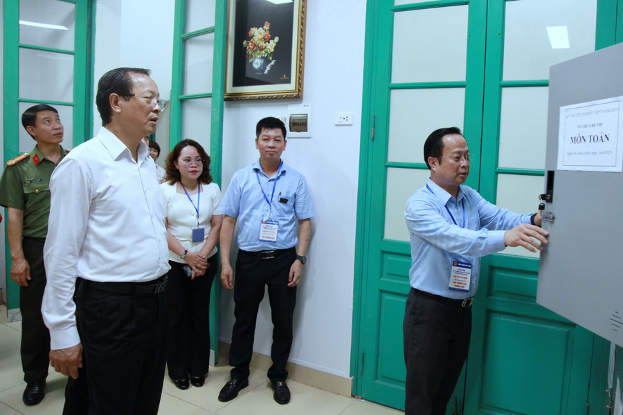 Thứ trưởng Phạm Ngọc Thưởng kiểm tra tủ đựng đề thi. img-0312.jpg