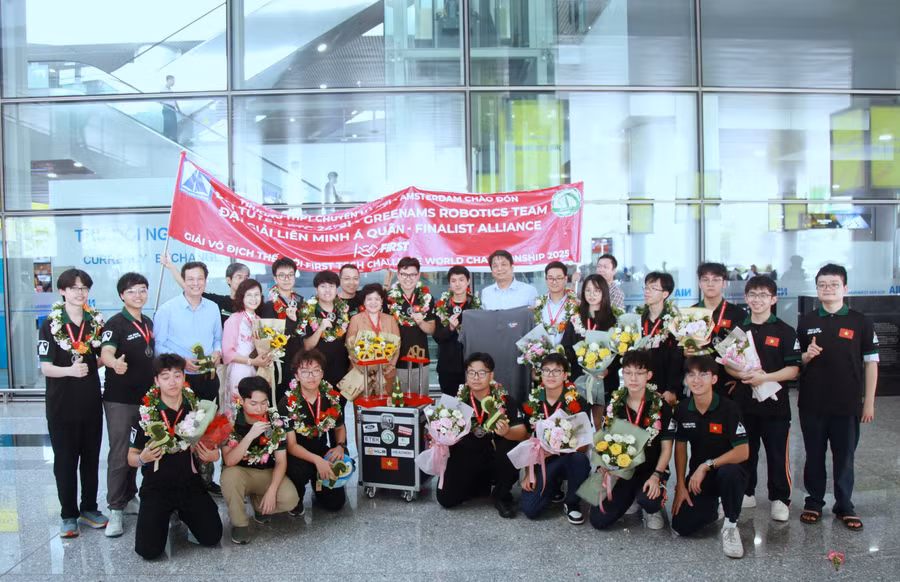 Thầy cô giáo, bạn bè, người thân đón đoàn tại sân bay quốc tế Nội Bài.