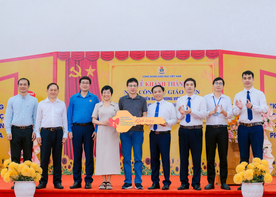 Công đoàn Giáo dục Việt Nam bàn giao công trình cho Trường THPT Hiền Đa. die03439.jpg