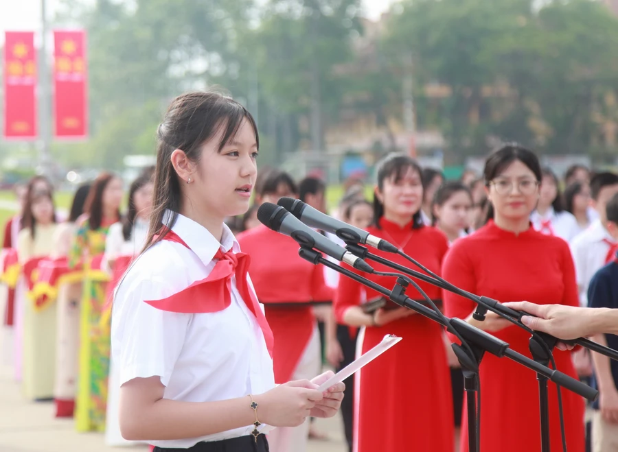 Tô Bảo An, học sinh lớp 8A5, Trường THPT Cầu Giấy (quận Cầu Giấy) báo cáo với Bác về kết quả học tập trong năm học vừa qua.