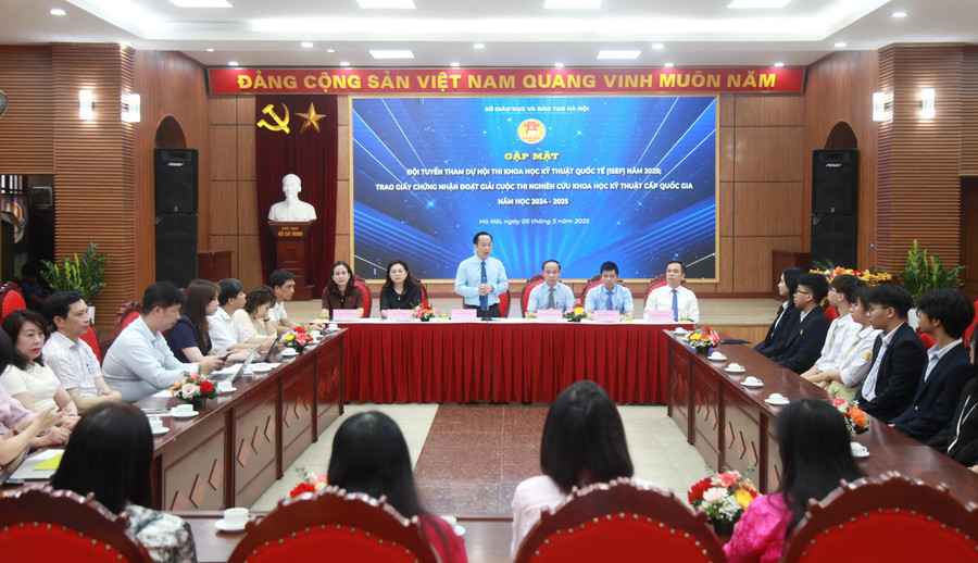 Giám đốc Sở GD&ĐT Hà Nội Trần Thế Cương gặp mặt chúc mừng các em học sinh và các nhà trường. img-0021.jpg