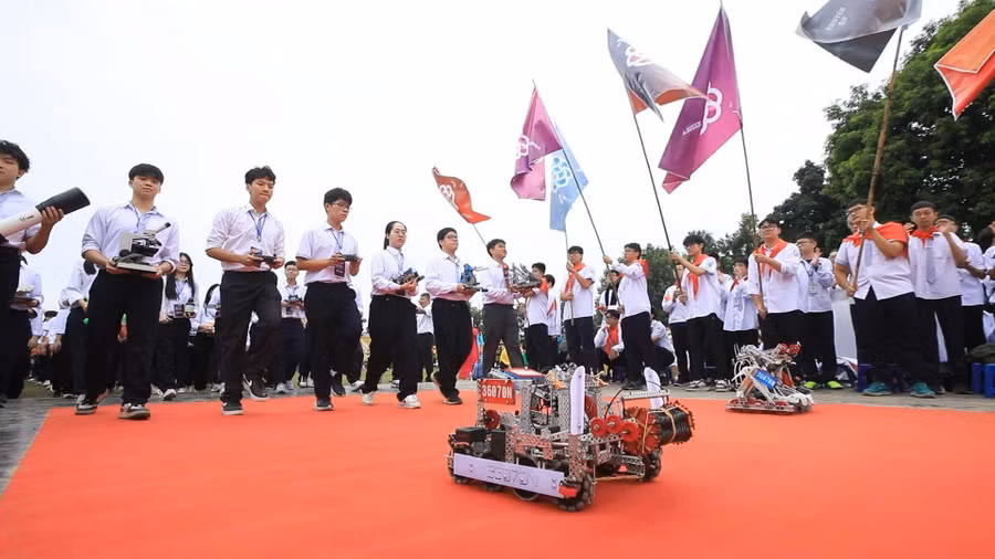 Học sinh Trường THPT chuyên Hà Nội - Amsterdam sẵn sàng cổ vũ Trần Bùi Bảo Khánh với những màn trình diễn ấn tượng.