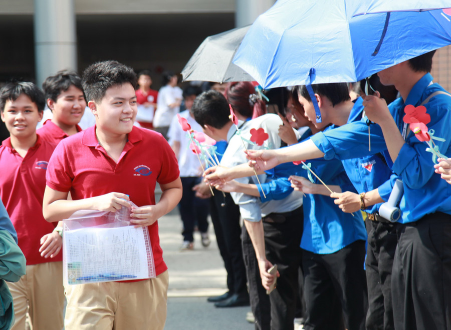Một "rừng hoa" được trao tặng cho các thí sinh. img-0111.jpg