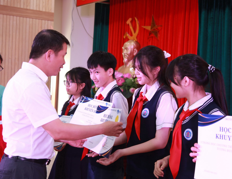 Ông Phạm Tuấn Long - Bí thư Đảng ủy, Chủ tịch HĐND phường Cửa Nam trao các suất học bổng tiếng Anh cho học sinh. img-0232.jpg