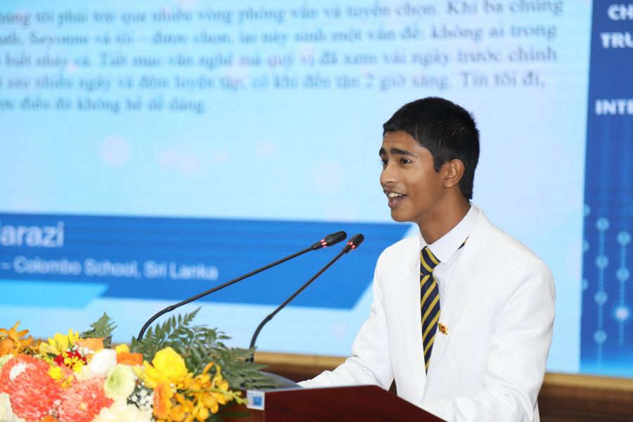 Yusef Harazi, học sinh Trường Hoàng gia Sri Lanka. Yusef Harazi, học sinh Trường Hoàng gia Sri Lanka.