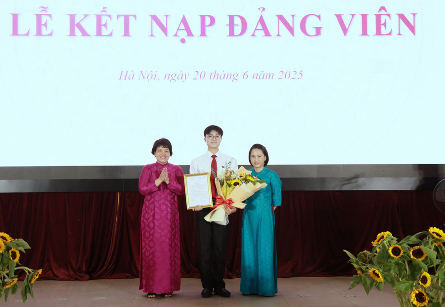 Nhà giáo Trần Thùy Dương - Hiệu trưởng Trường THPT chuyên Hà Nội - Amsterdam trao quyết định kết nạp Đảng cho học sinh Trương Gia Minh. img-0175.jpg