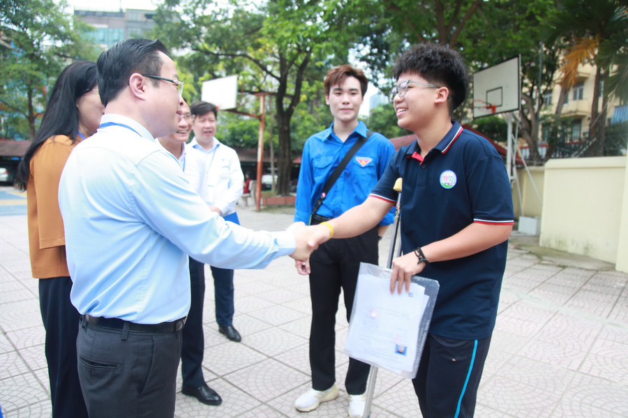 Giám đốc Sở GD&ĐT Hà Nội Trần Thế Cương động viên thí sinh tại điểm thi Trường THPT Cầu Giấy. img-0277.jpg
