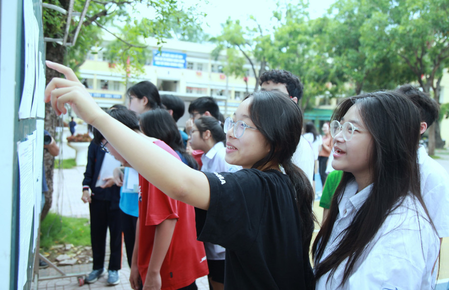Thí sinh xem số báo danh tại điểm thi. img-0426.jpg