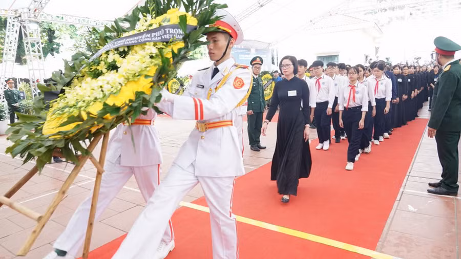 Đoàn đại biểu giáo viên và học sinh huyện Đông Anh dự lễ tang Tổng bí thư Nguyễn Phú Trọng. Ảnh: Quang Anh