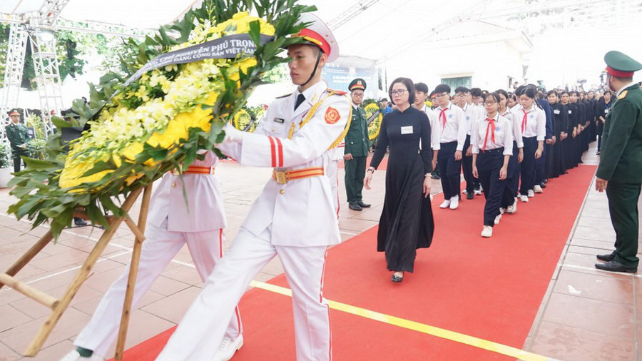 Đoàn đại biểu giáo viên và học sinh huyện Đông Anh dự lễ tang Tổng bí thư Nguyễn Phú Trọng. Ảnh: Quang Anh