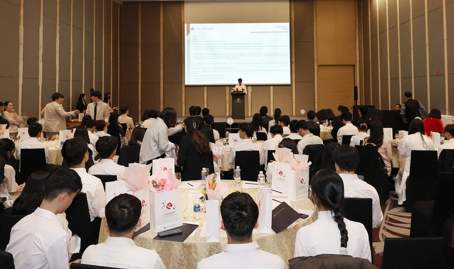 Quang cảnh lễ trao học bổng.