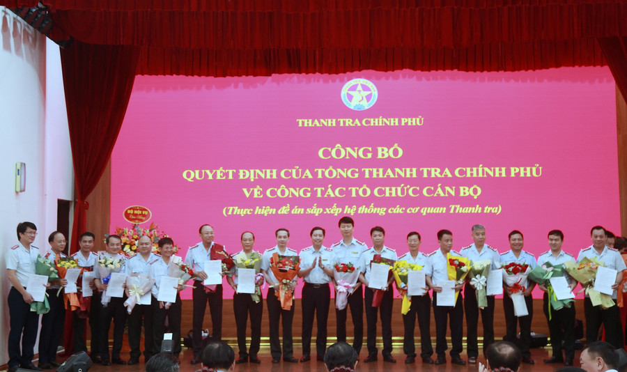 Phó Tổng Thanh tra Chính phủ Dương Quốc Huy trao quyết định và tặng hoa chúc mừng các đồng chí được tiếp nhận, điều động và bổ nhiệm. img-0051.jpg