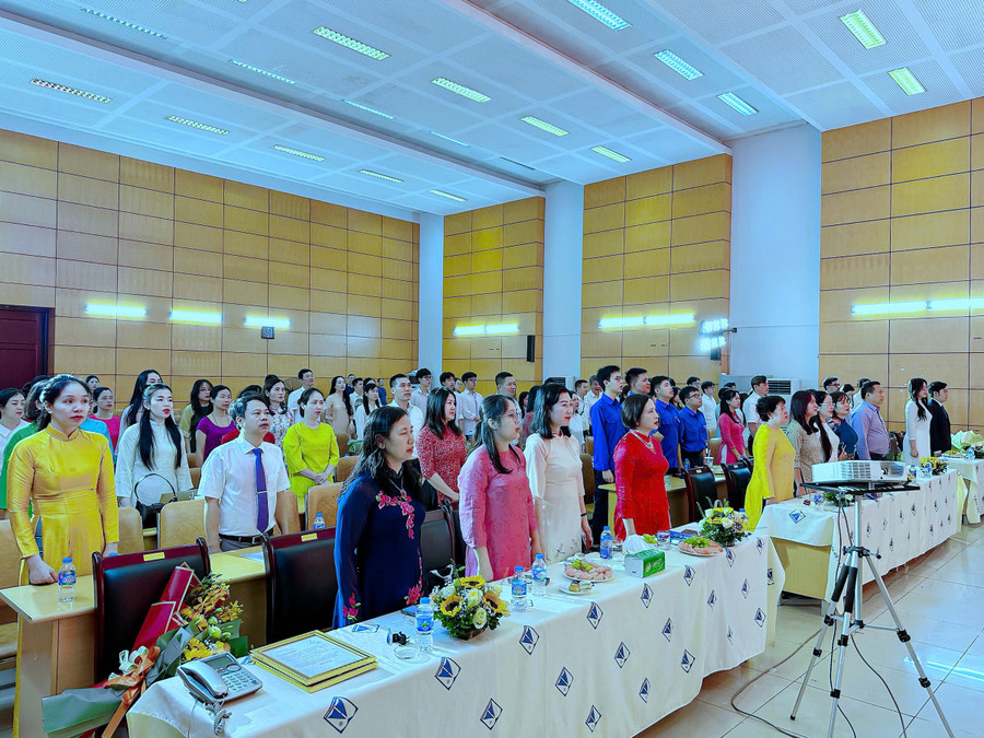 Các đại biểu dự buổi lễ. z6663850400724-189b987e2261a12169b9a538feefa2dd.jpg