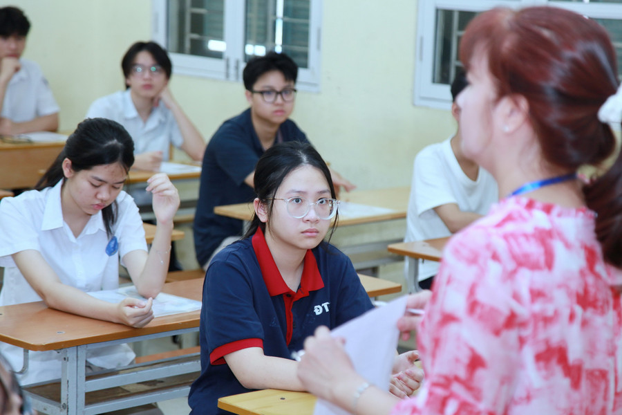 Các thí sinh học tập quy chế thi tại điểm thi Trường THPT Yên Hòa. img-0726.jpg