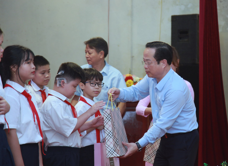 Giám đốc Sở GD&ĐT Hà Nội tặng quà các em học sinh. img-0106.jpg