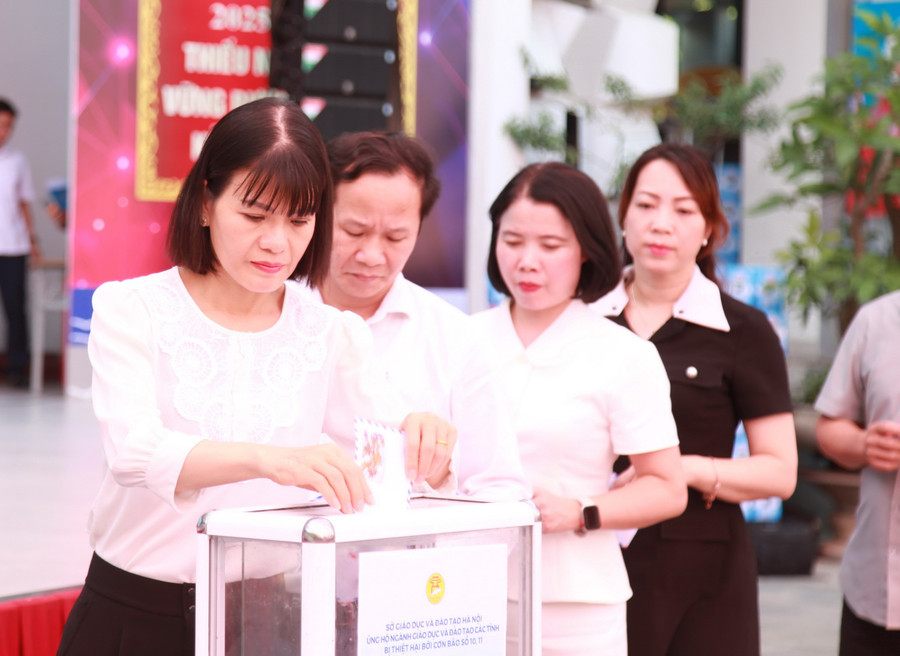 Cán bộ, giáo viên ủng hộ học sinh vùng lũ. img-0197.jpg