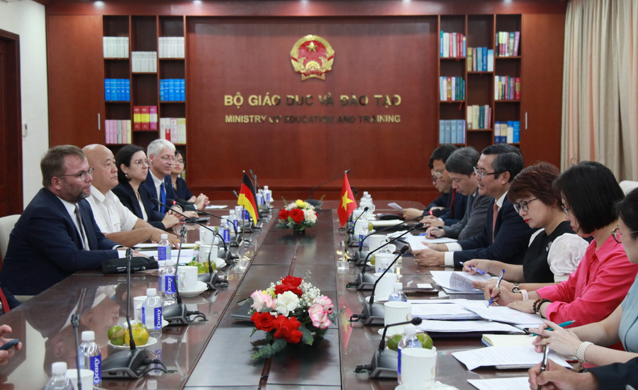 Quang cảnh buổi làm việc.