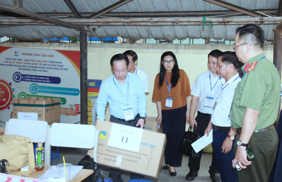 Đoàn công tác kiểm tra nơi bảo quản đồ cho thí sinh. img-0345.jpg