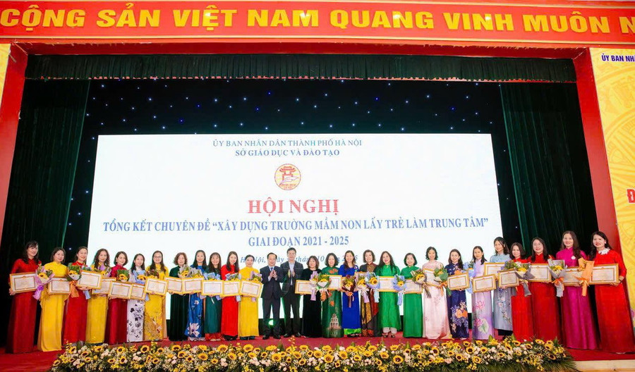 Giám đốc Sở GD&ĐT Hà Nội Trần Thế Cương, Chủ tịch Công đoàn Giáo dục Việt Nam trao thưởng cho các đơn vị. 573071591-802685252611859-590126644144010733-n.jpg