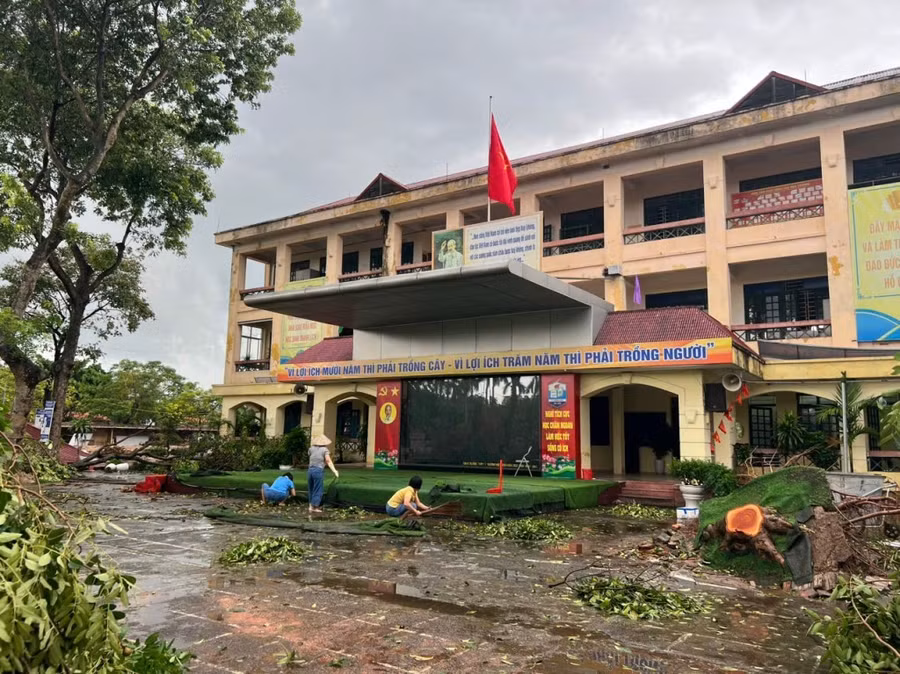 Trường THPT Lý Thường Kiệt (quận Long Biên) chưa tổ chức dạy học trở lại do ảnh hưởng nặng nề của bão Yagi.