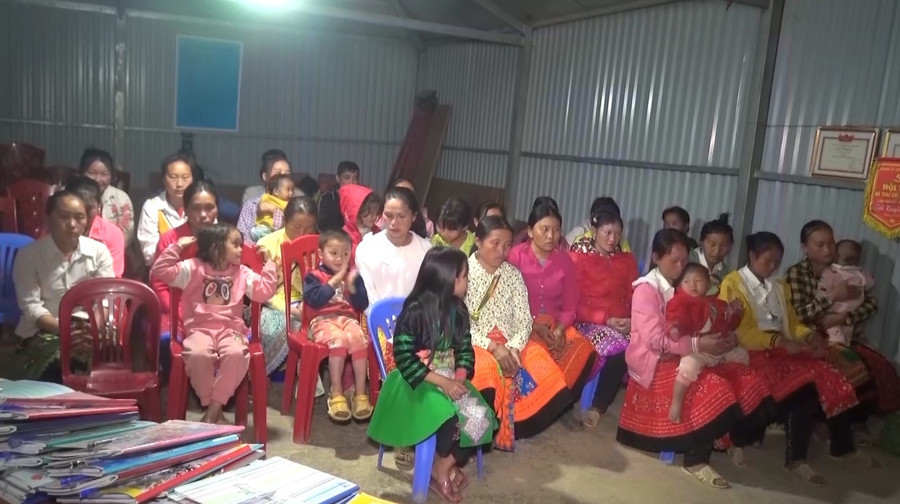 Lớp học xóa mù chữ tại bản Làng Chếu.