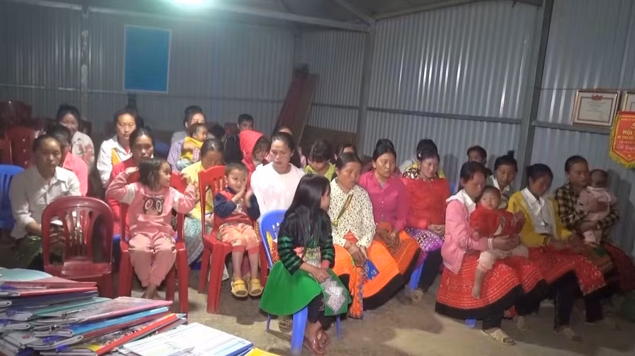 Lớp học xóa mù chữ tại bản Làng Chếu.
