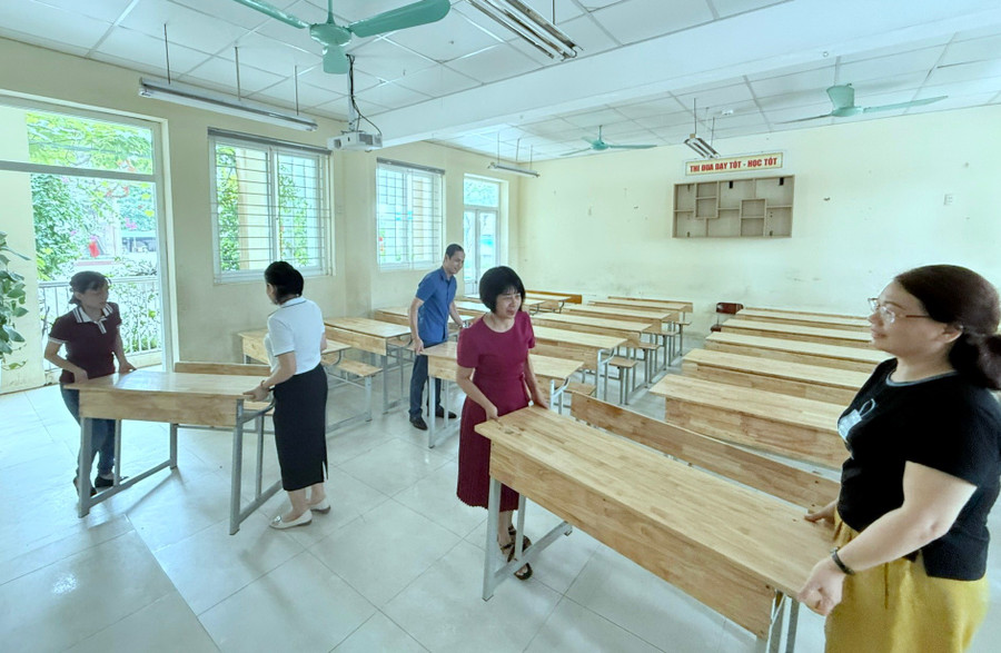 Cán bộ giáo viên Trường THCS Lĩnh Nam (quận Hoàng Mai) chuẩn bị cơ sở vật chất cho điểm thi. z6671897596458-2aca71d6cc11f2c4d53e73baaa82489d.jpg