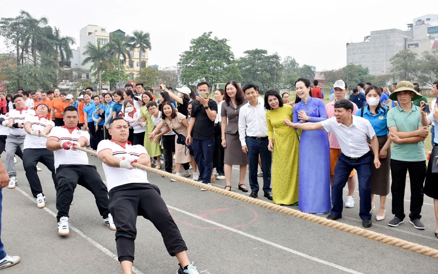 Các vận động viên thi đấu môn kéo co.
