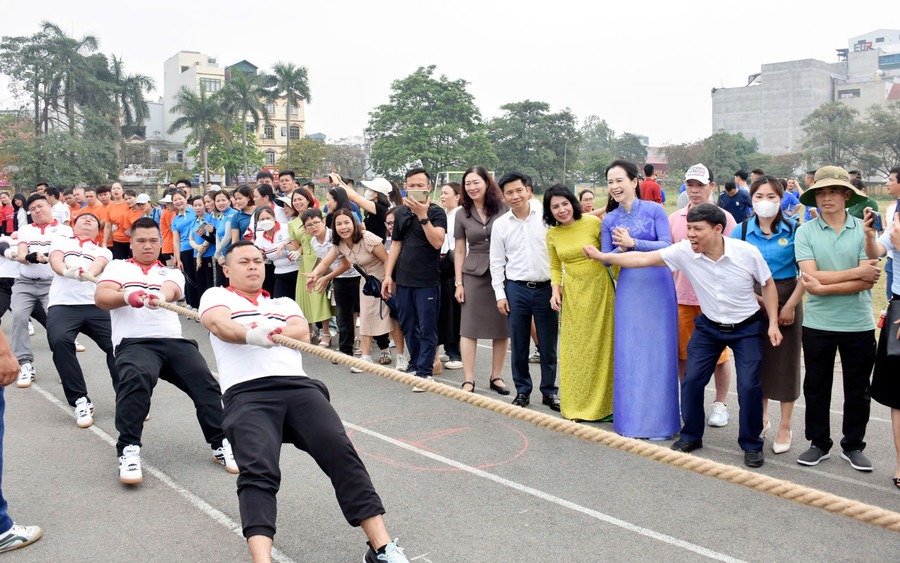 Các vận động viên thi đấu môn kéo co.