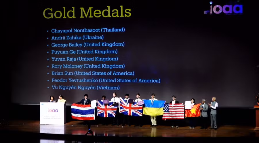 Vũ Nguyên Nguyên (Trường THPT chuyên Hà Nội - Amsterdam) giành huy chương Vàng.