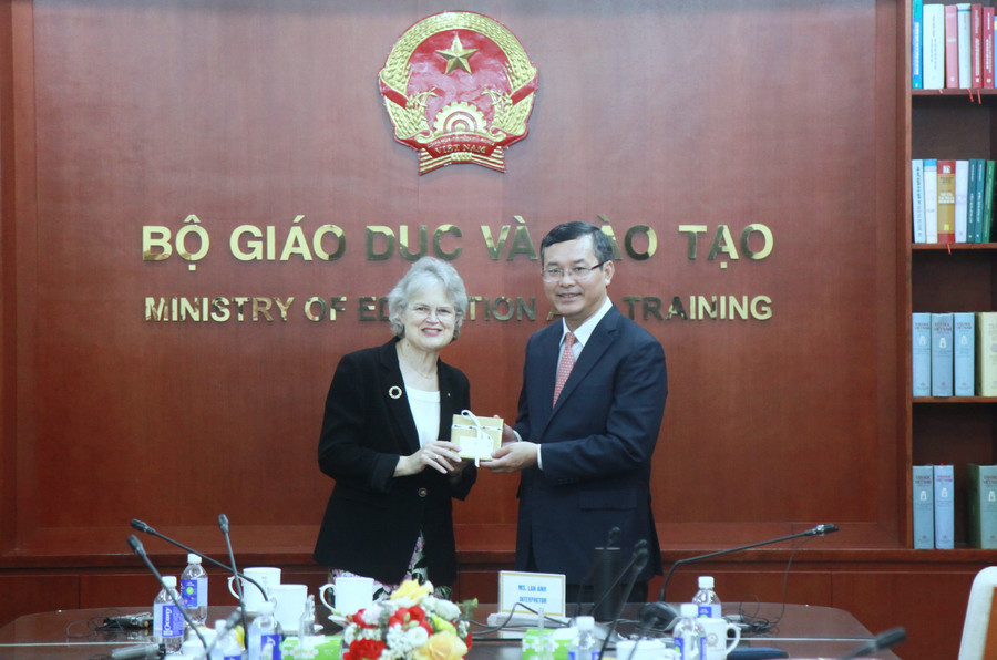 Thứ trưởng Nguyễn Văn Phúc tặng quà bà Frances Adamson. img-0696.jpg