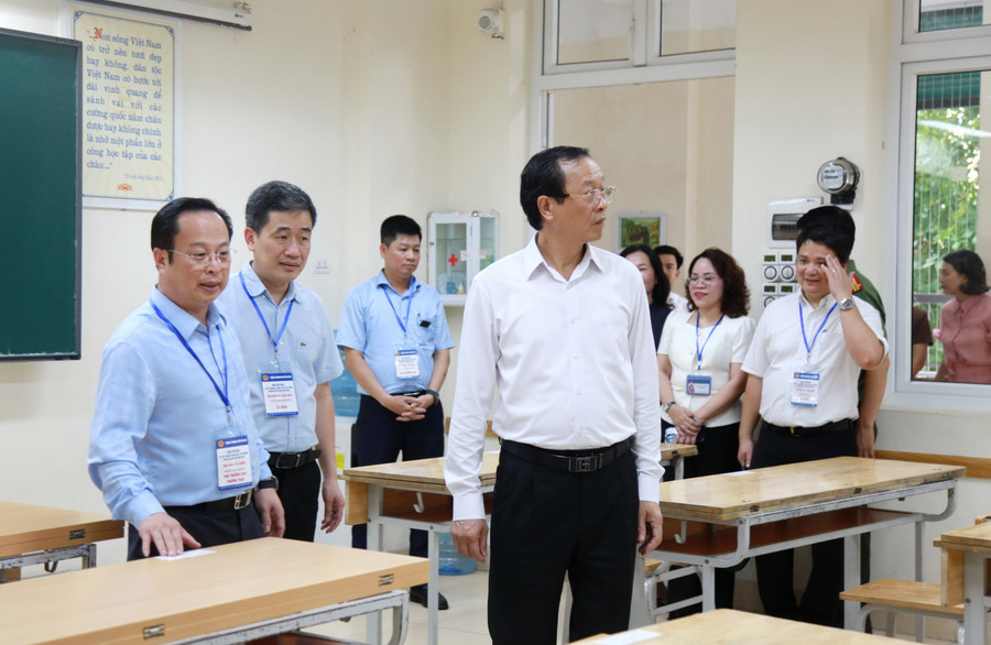 Thứ trưởng Phạm Ngọc Thưởng kiểm tra phòng thi. img-0209.jpg