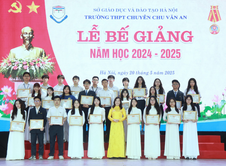Nhà giáo Trần Thị Tuyến - Phó Hiệu trưởng Trường THPT chuyên Chu Văn An trao thưởng cho các học sinh xuất sắc. img-0485.jpg