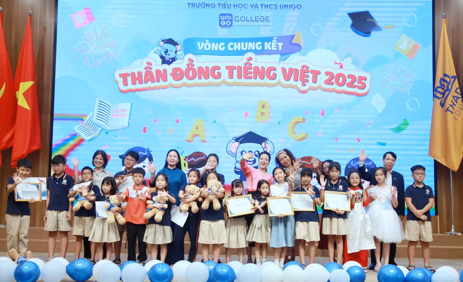 Ban tổ chức chúc mừng các thí sinh đoạt giải.