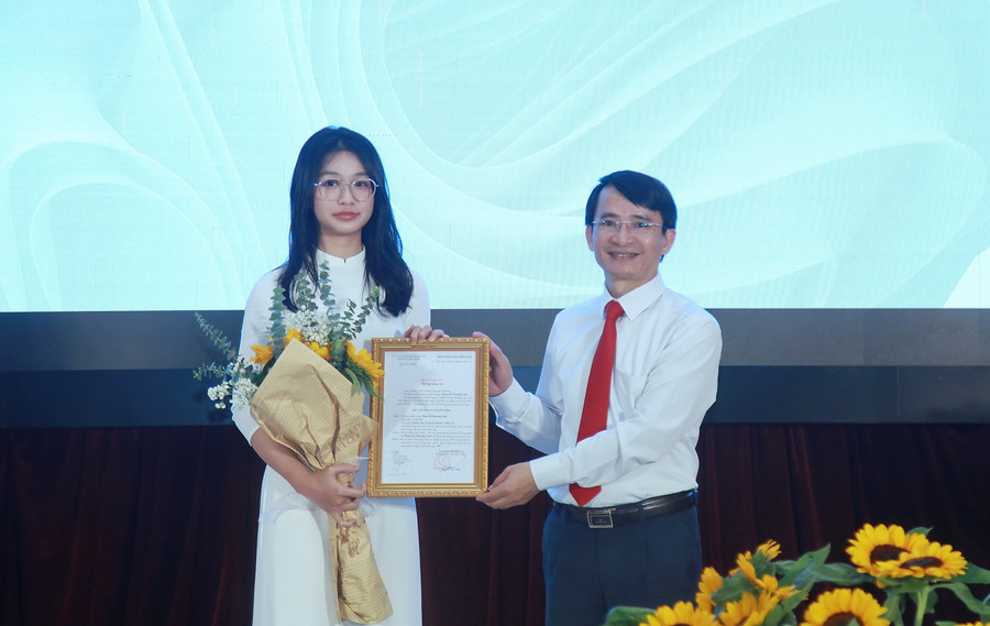 Ông Phùng Đức Hữu - Phó trưởng ban Tổ chức Quận ủy Cầu Giấy trao quyết định kết nạp Đảng cho tân đảng viên Phạm Hồ Phương Linh. img-0201.jpg